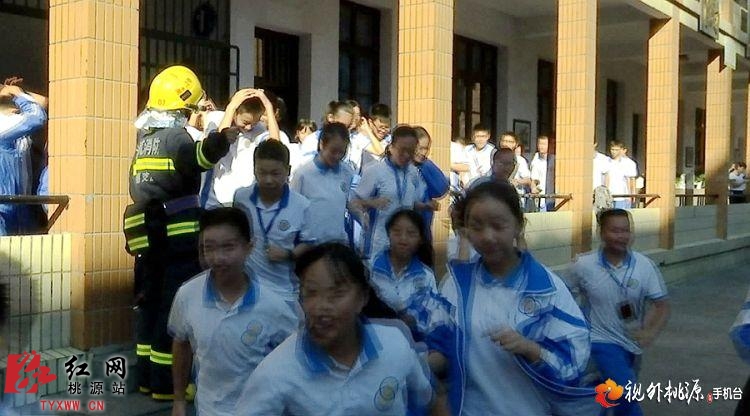 桃源县人防办联合消防大队,教育局,人民医院等单位在县文昌中学组织
