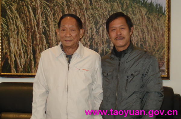 1508190000公司董事长彭景春同中国杂交水稻育种专家、中国工程院院士袁隆平合影.jpg