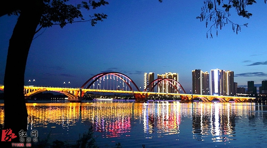 道路干净整洁,车辆井然有序;行人举止文明,互相礼貌谦让.